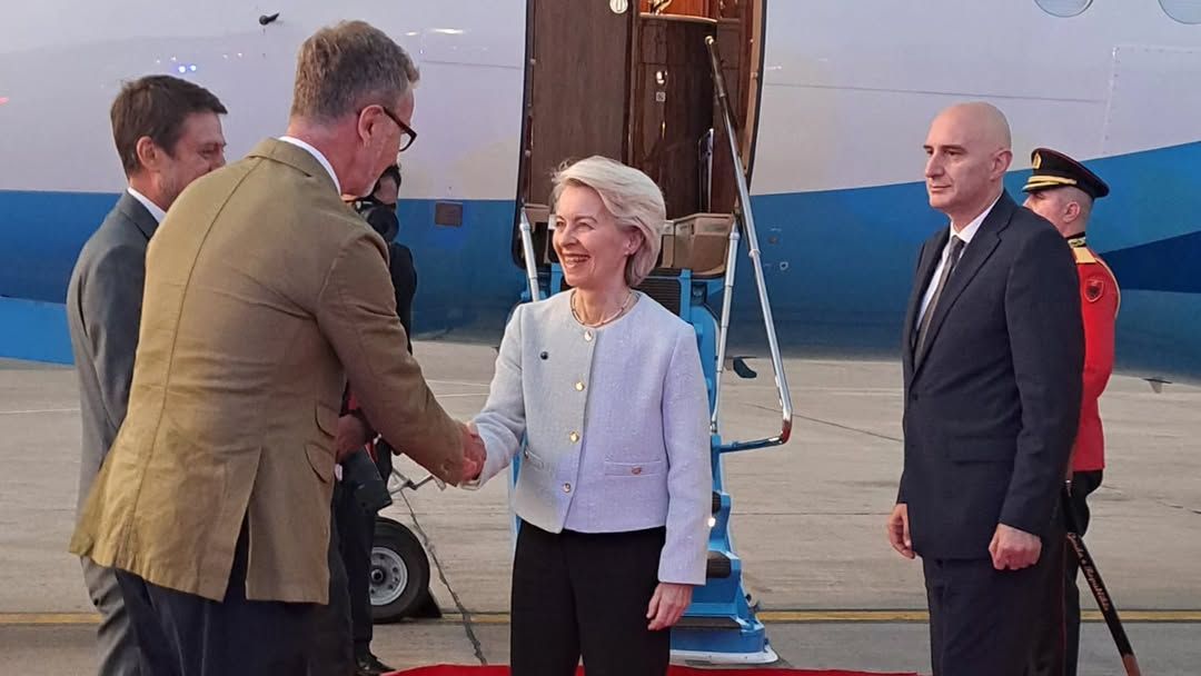 Presidentja e KE-së mbërrin në Tiranë, pritet nga ambasadori Gonzato. Takime me Ramën dhe Begajn