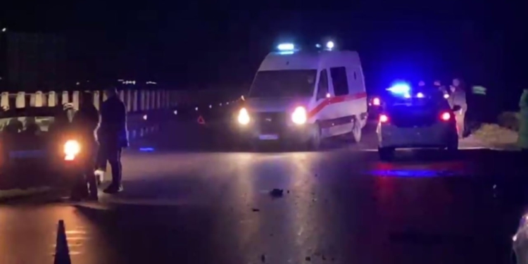 Përplasen dy automjete në Klos, plagosen pesë anëtarë të një familjeje