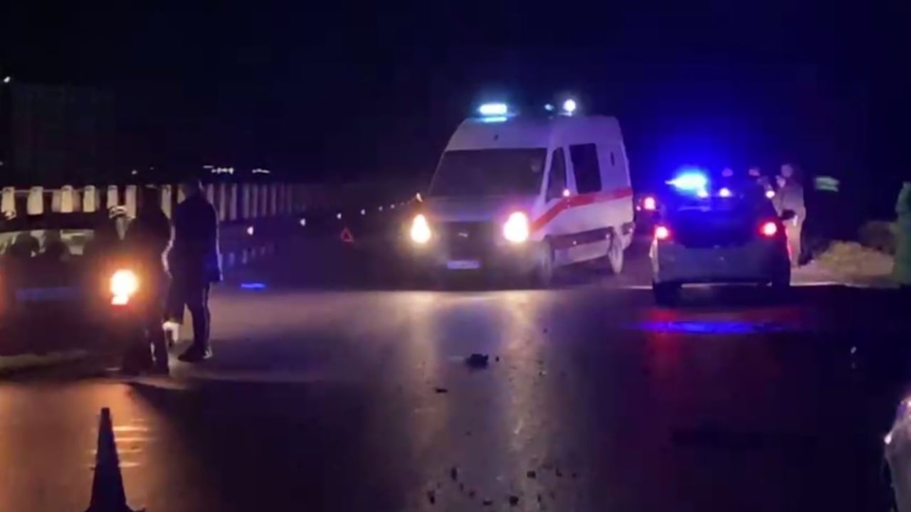 Përplasen dy automjete në Klos, plagosen pesë anëtarë të një familjeje