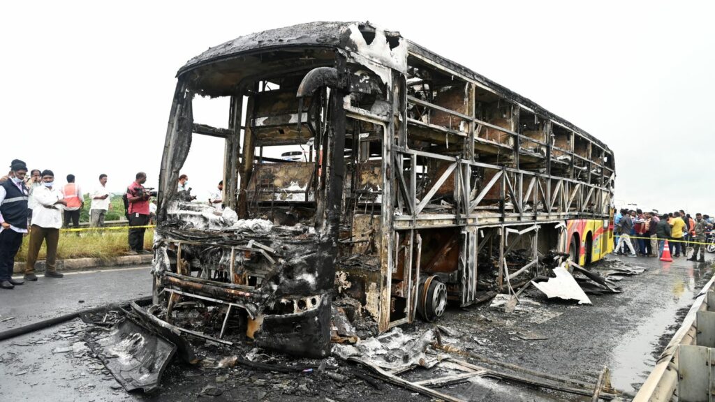 Aksidenti horror! Autobusi përplaset dhe shpërthen në flakë, 25 të vdekur