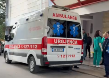 Zjarri në banesën në Maliq/ Vajza e mitur në gjendje të rëndë, intubohet në QSUT