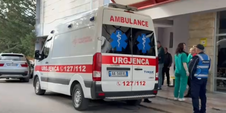 Zjarri në banesën në Maliq/ Vajza e mitur në gjendje të rëndë, intubohet në QSUT