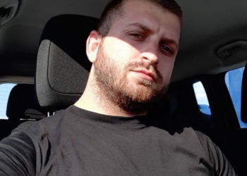 “Jam keq o babë, m’kanë gjujt”, babai i Andi Malokut dëshmon në GJKKO, përplaset me të akuzuarin: Po mua pse doje të më vrisje?