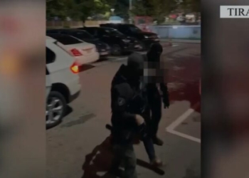 “Policia duart lart, mos lëviz!”/ Momenti i arrestimit të autorit të vrasjes së 41-vjeçarit në Babrru! Detajet.. (EMRI/ VIDEO)