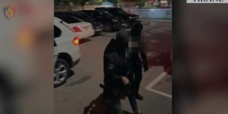“Policia duart lart, mos lëviz!”/ Momenti i arrestimit të autorit të vrasjes së 41-vjeçarit në Babrru! Detajet.. (EMRI/ VIDEO)