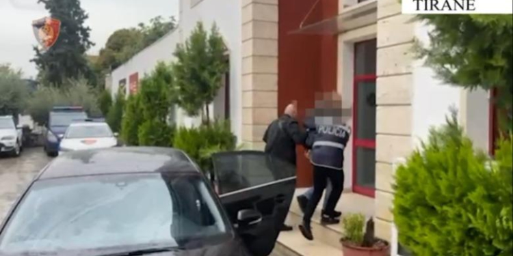 VIDEO/ Prezantohej si punonjës i forcave speciale të Policisë, arrestohet 43-vjeçari i armatosur në Tiranë