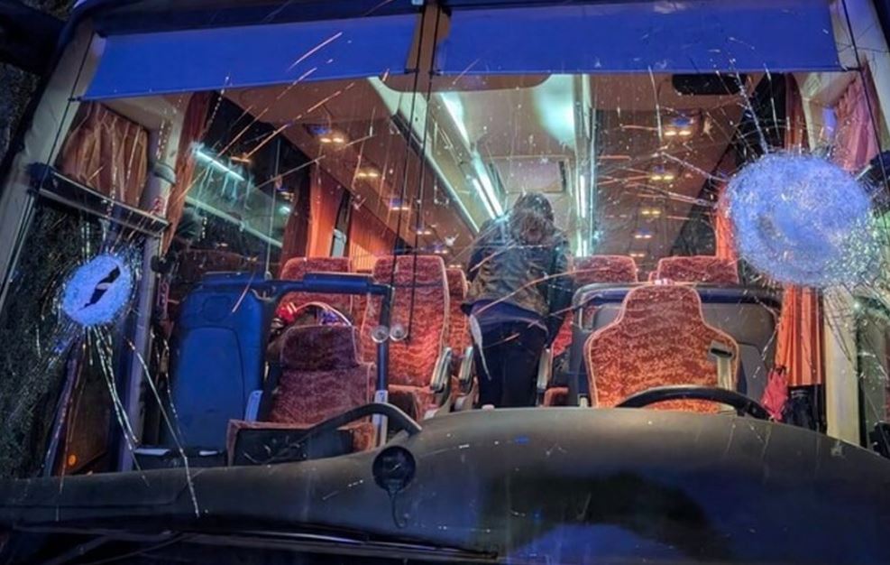 Përfundon në tragjedi ndeshja në Itali, sulmohet autobusi i tifozëve, vdes shoferi