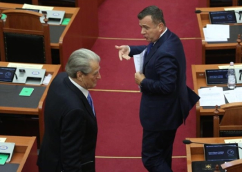 Kosova ‘ndez’ Kuvendin, Balla-Berishës: Je dhëndër i mirë i Beogradit! Serbët thërrasin emrin tënd në stadium