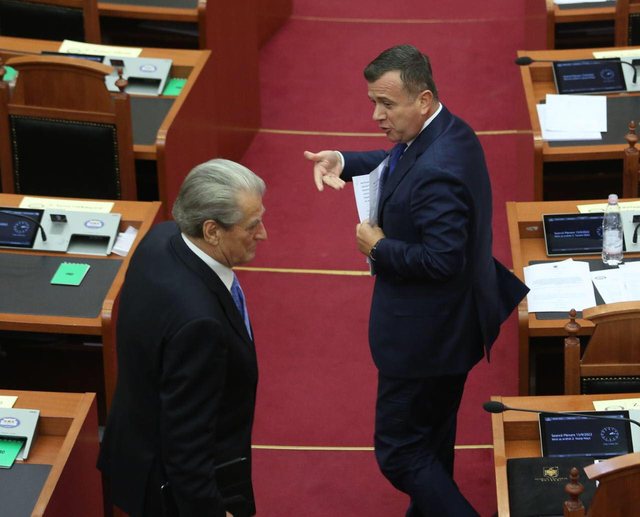 Kosova ‘ndez’ Kuvendin, Balla-Berishës: Je dhëndër i mirë i Beogradit! Serbët thërrasin emrin tënd në stadium