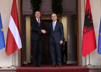Begaj pret në takim presidentin e Letonisë, në fokus të bisedimeve siguria dhe mbrojtja: Provokimet e Rusisë..