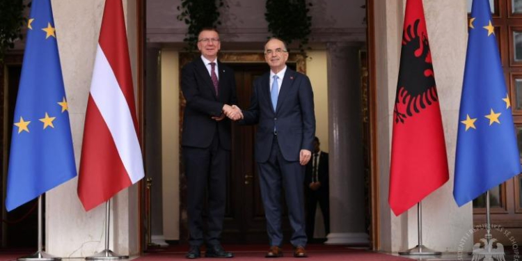 Begaj pret në takim presidentin e Letonisë, në fokus të bisedimeve siguria dhe mbrojtja: Provokimet e Rusisë..