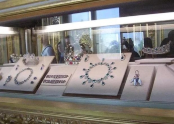 “Skifterët” në Francë grabitin Muzeun e Luvrit/ Hyjnë nga dritarja dhe arratisen me sukter! Zhduken bizhuteritë e Napoleon Bonapartit