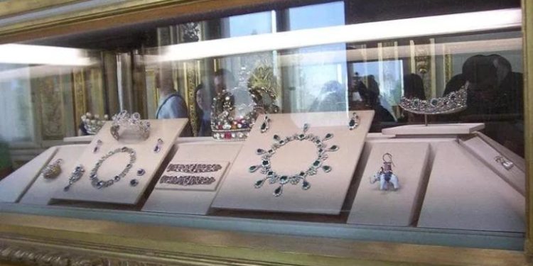 “Skifterët” në Francë grabitin Muzeun e Luvrit/ Hyjnë nga dritarja dhe arratisen me sukter! Zhduken bizhuteritë e Napoleon Bonapartit