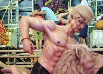 (VIDEO) Tensionet për tregtinë dhe naftën/ India portretizon Trump si demon në festivalin hindu! Artistët: Mënyra jonë për të folur..
