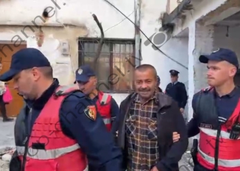 “Kush ma dënon nipin nuk del i gjallë nga salla”, arrestohet pas kërcënimeve Gjovalin Shkambi