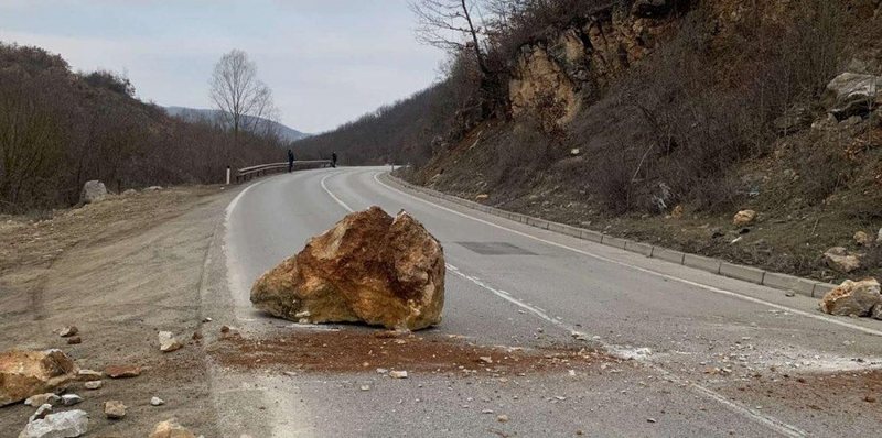 Shembje masive dherash në Pukë – Fushë Arrëz nga moti i keq, bllokohet segmenti rrugor (VIDEO)