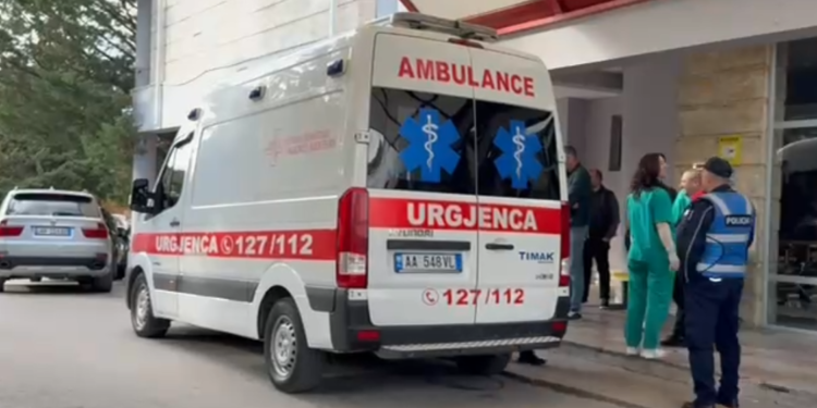 E asfiksuar dhe me djegie në trup/ Zjarri në banesën në Maliq, vajza e mitur transportohet drejt QSUT