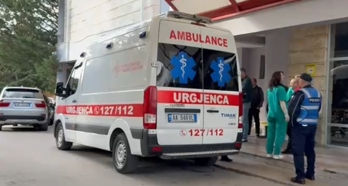 E asfiksuar dhe me djegie në trup/ Zjarri në banesën në Maliq, vajza e mitur transportohet drejt QSUT