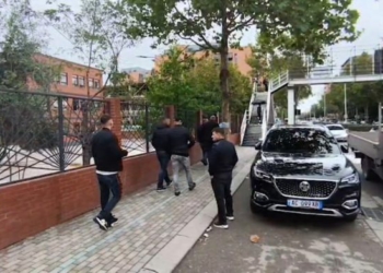 Sherri në gjimnazin e Kamzës, prindërit të shqetësuar: Tmerr çfarë bëhet! Nxënësja: Këta rrinë me thika, zihen çdo ditë kot (VIDEO)