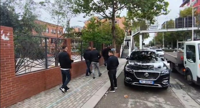 Sherri në gjimnazin e Kamzës, prindërit të shqetësuar: Tmerr çfarë bëhet! Nxënësja: Këta rrinë me thika, zihen çdo ditë kot (VIDEO)