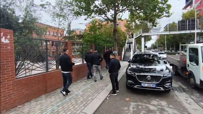 Sherri në gjimnazin e Kamzës, prindërit të shqetësuar: Tmerr çfarë bëhet! Nxënësja: Këta rrinë me thika, zihen çdo ditë kot (VIDEO)