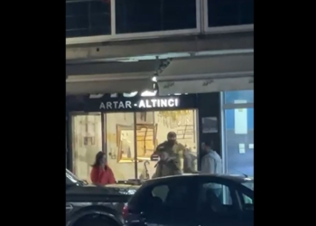 Si në filma/ 4 persona të armatosur grabisin të armatosur argjendarinë (VIDEO)