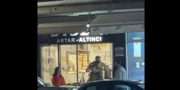 Si në filma/ 4 persona të armatosur grabisin të armatosur argjendarinë (VIDEO)