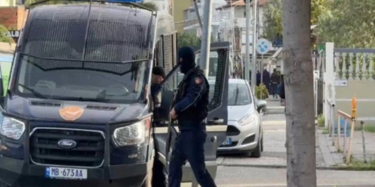 “Duhet të vdesin njerëz t’i zej paniku, kaq”/ Si Avdylajt vendosnin gjoba e terrorizonin Durrësin