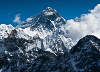 Makth mbi 4,900 metra, alpinistët luftojnë për jetën në Everest