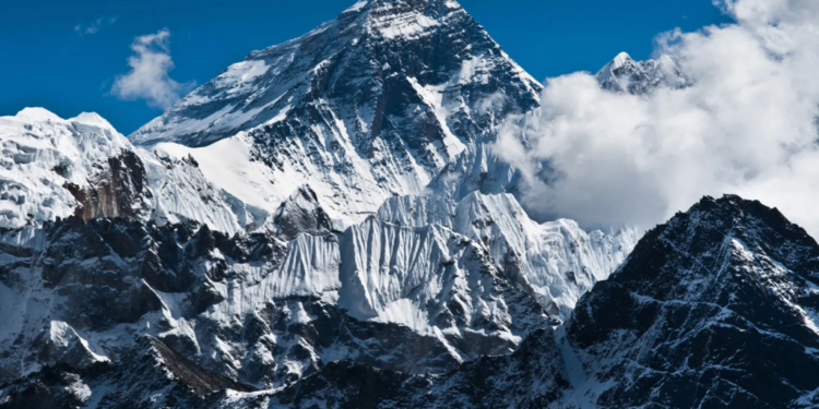 Makth mbi 4,900 metra, alpinistët luftojnë për jetën në Everest