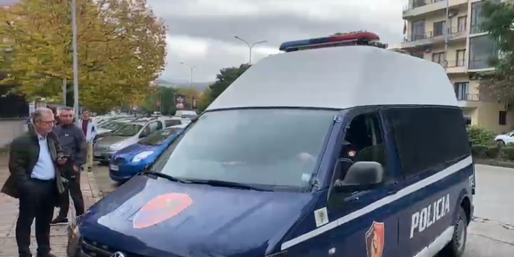 Nën masa të rrepta sigurie, mbërrin në gjykatën e Gjirokastrës autori i vrasjes së biznesmenit italian