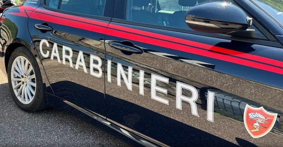Burri godet me thikë të partnerin e ish-të dashurës, pastaj i vë flakën vetes dhe vdes