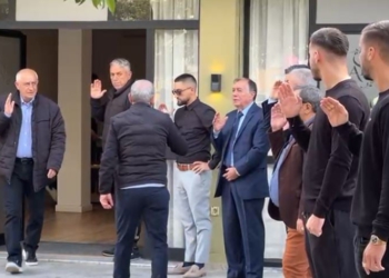 VIDEO / Trupi i pajetë i gjyqtarit Kalaja shkon në Shkodër, mbahen homazhe sipas traditave të veriut