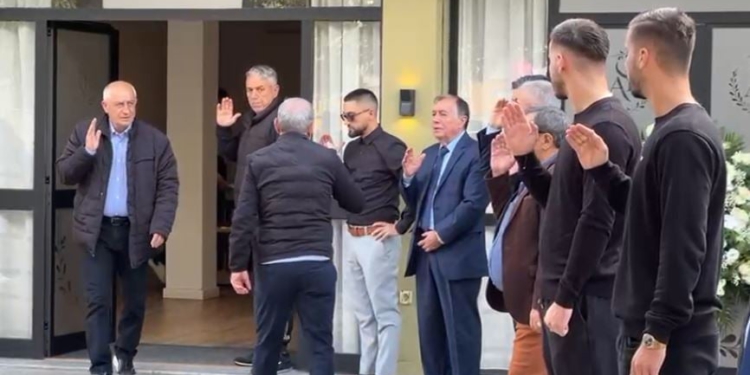 VIDEO / Trupi i pajetë i gjyqtarit Kalaja shkon në Shkodër, mbahen homazhe sipas traditave të veriut