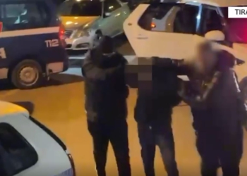 “700 gram kanabis”,  tre të rinj bien në pranga në Kamëz