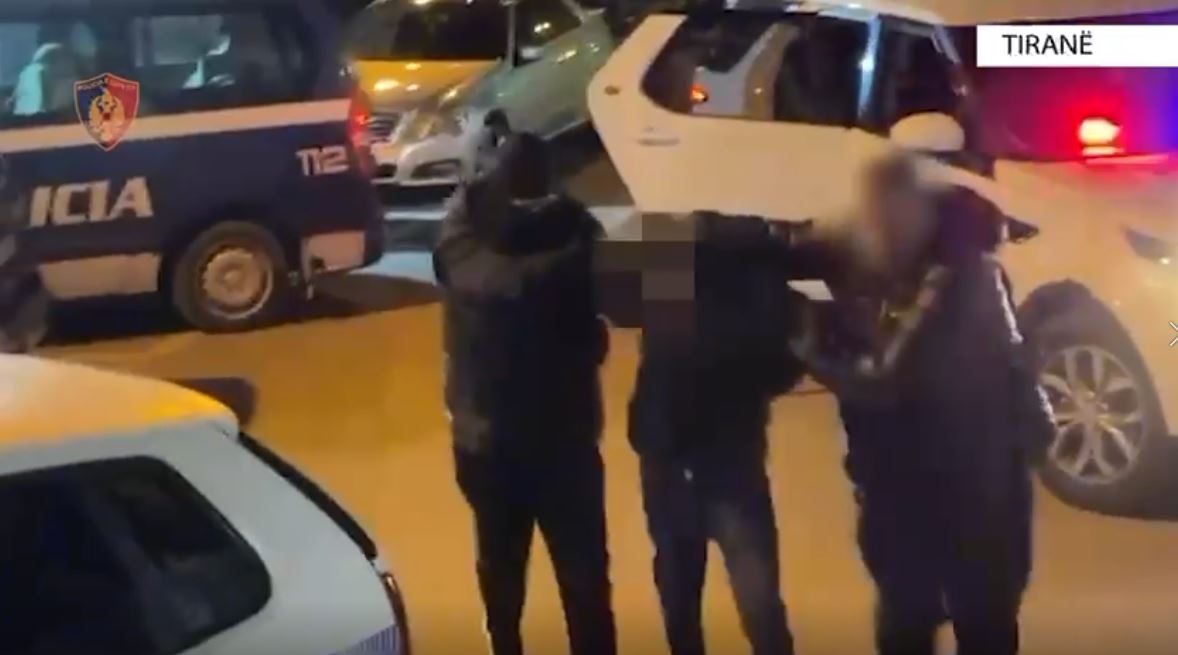 “700 gram kanabis”,  tre të rinj bien në pranga në Kamëz