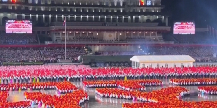 “Sistemi më i fuqishëm bërthamor strategjik”, koreanët zbulojnë në paradën ushtarake raketën e re balistike