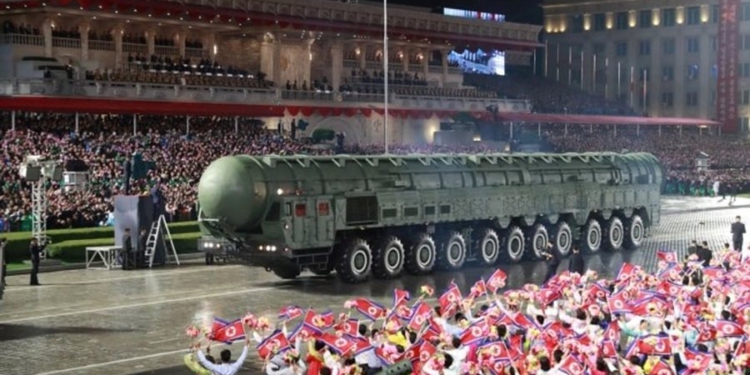 Koreja e Veriut nxjerr raketën e “frikshme”: Me Hwasong mund të godasim Amerikën