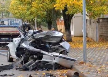 Makina e shkatërruar plotësisht anës rrugës, aksident pranë ish-Turizmit në Kukës, arratiset autori