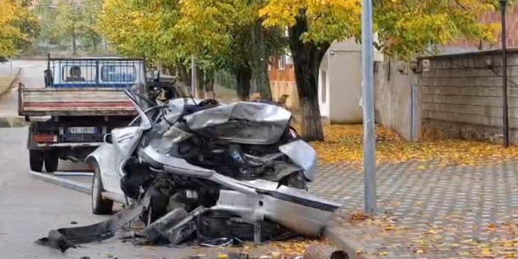 Makina e shkatërruar plotësisht anës rrugës, aksident pranë ish-Turizmit në Kukës, arratiset autori
