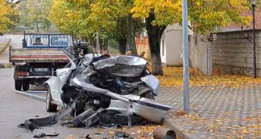 Makina e shkatërruar plotësisht anës rrugës, aksident pranë ish-Turizmit në Kukës, arratiset autori