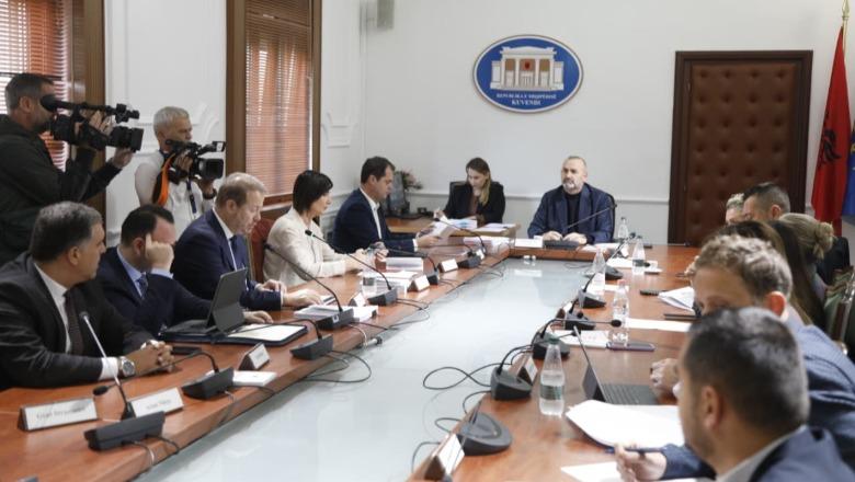 Kërkesa për shkarkimin e presidentit në Komisionin e Ligjeve, PD radhit 7 shkeljet ligjore Begajt 