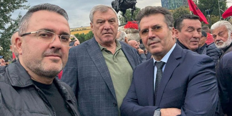 Thyen vendimin e Berishës, Mediu, Duka dhe Artan Luku shfaqen së bashku në protestën për ish-krerët e UÇK në Tiranë