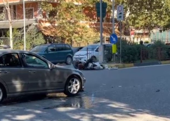 Tiranë/ Aksident i rëndë në Laprakë, makina përplas çiftin që udhëtonte me motor dhe një këmbësore…