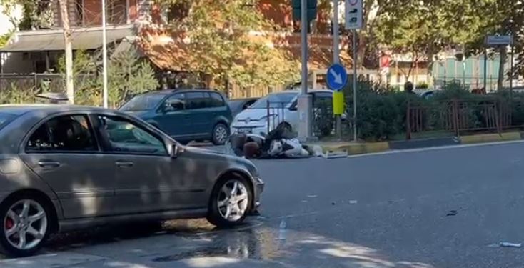 Tiranë/ Aksident i rëndë në Laprakë, makina përplas çiftin që udhëtonte me motor dhe një këmbësore…