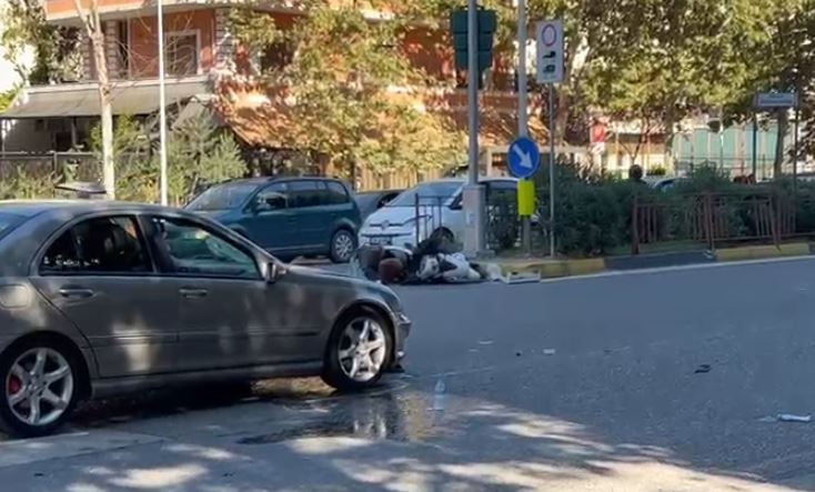 Tiranë/ Aksident i rëndë në Laprakë, makina përplas çiftin që udhëtonte me motor dhe një këmbësore…