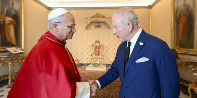 Ditë historike në Vatikan, Charles III dhe Papa Leoni shkëmbejnë tituj dhe dhurata