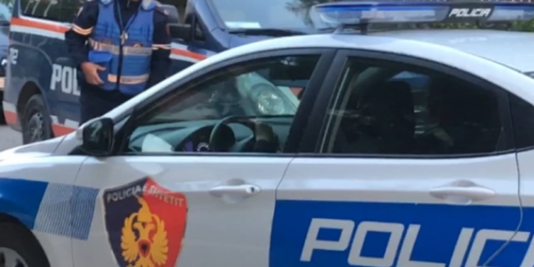 Fier/Kanosi dhe fyeu kryesekretaren e gjykatës për shkak të shtyrjes së seanca gjyqësore, e pëson 75-vjeçari