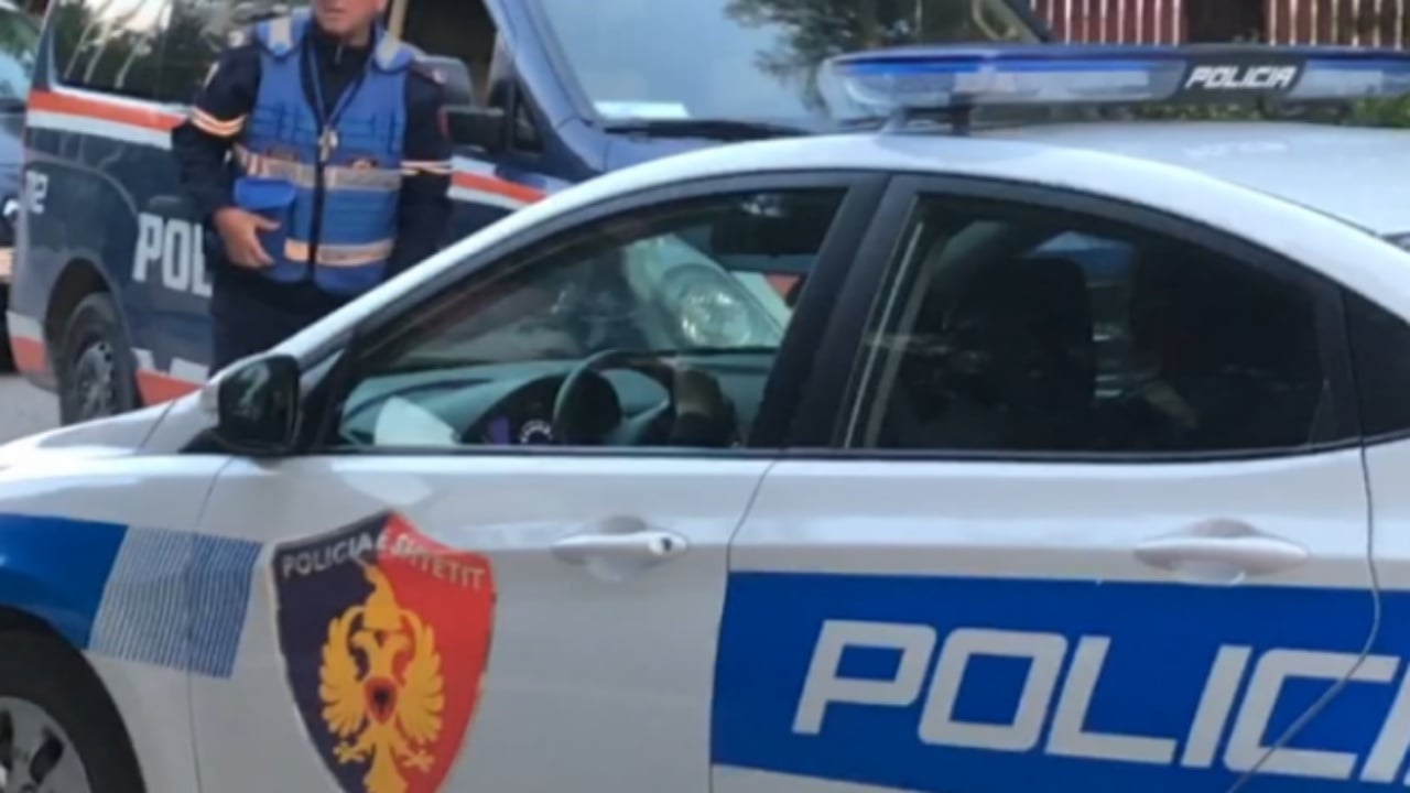 Fier/Kanosi dhe fyeu kryesekretaren e gjykatës për shkak të shtyrjes së seanca gjyqësore, e pëson 75-vjeçari
