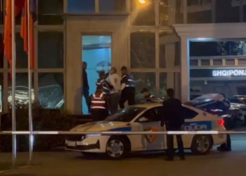 Vrau gjyqtarin në seancë, ky është momenti i shoqërimit të Elvis Shkambit nga Policia